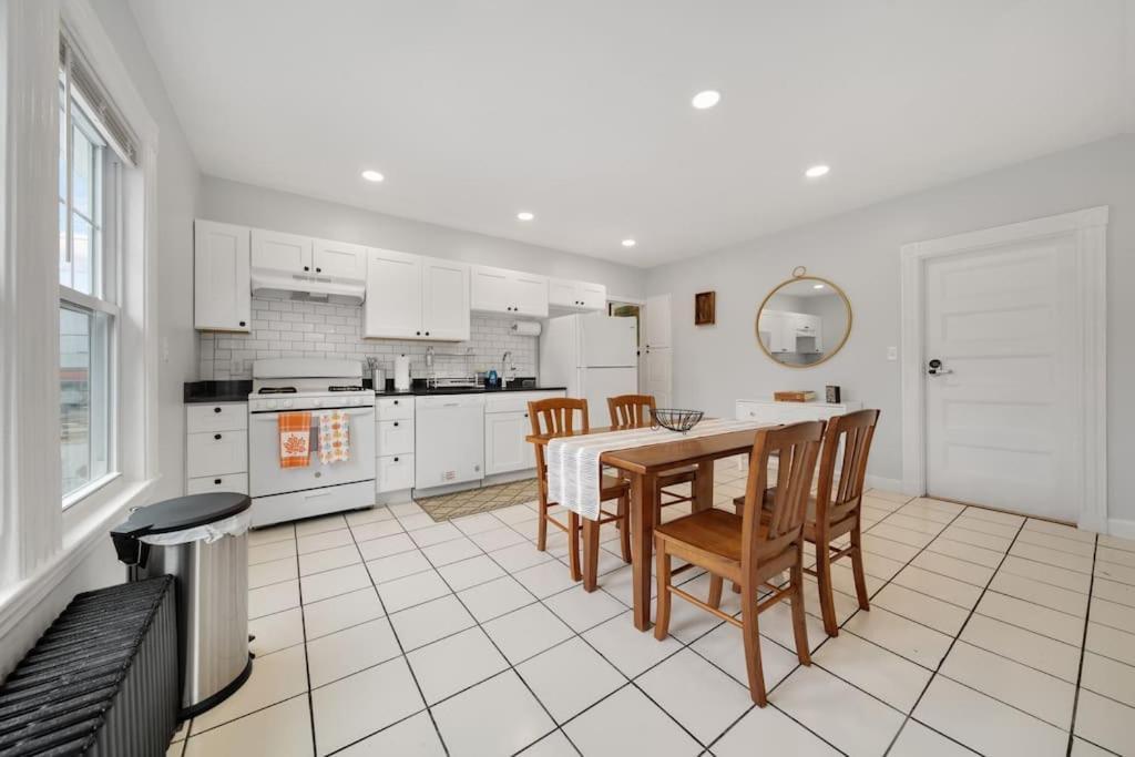 5Br 2Bh Bright & Spacious Apt In Brighton Boston Pokoj fotografie