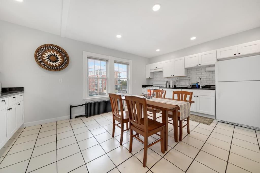 5Br 2Bh Bright & Spacious Apt In Brighton Boston Pokoj fotografie